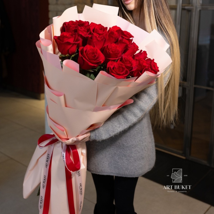 19 красных метровых роз