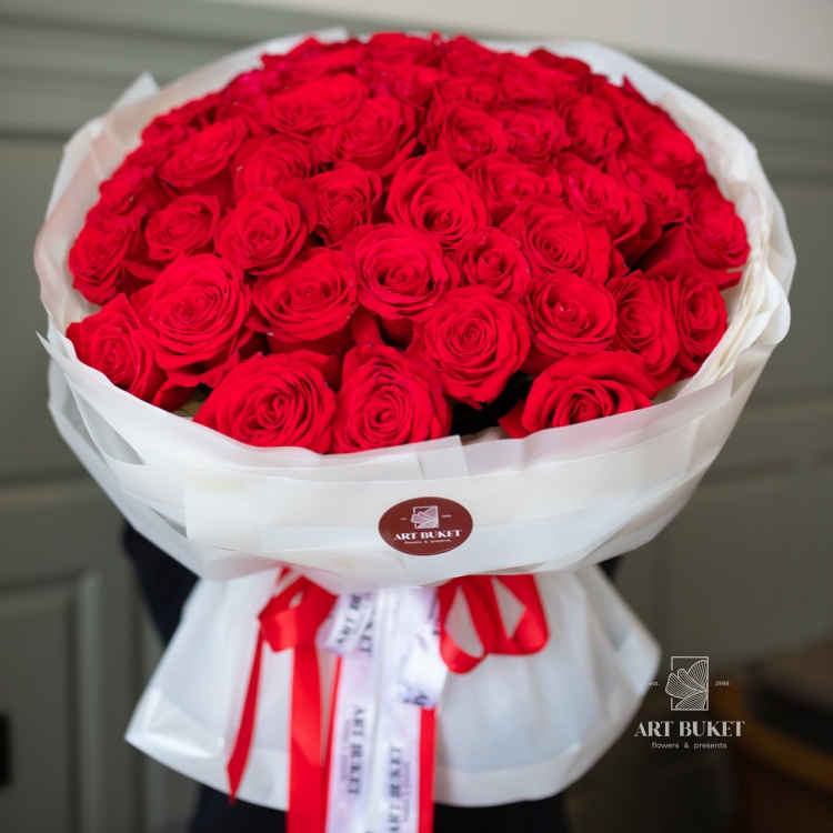 51 красная роза в оформлении