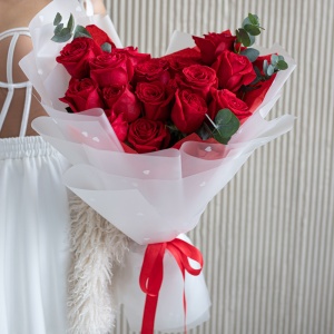 17 красных роз