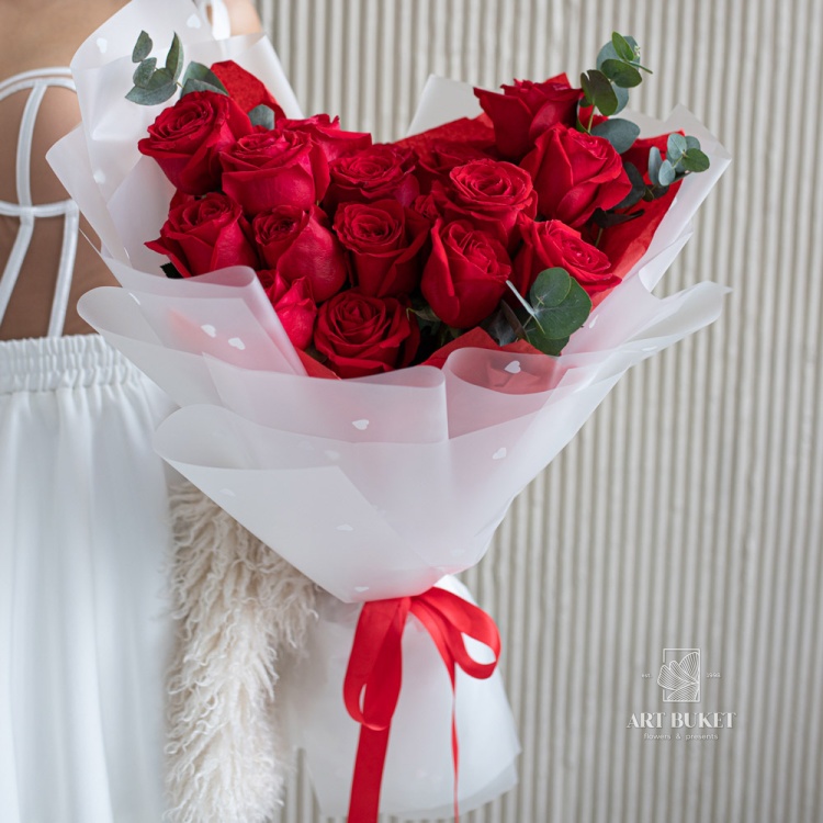 17 красных роз