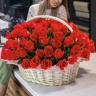 101 красная роза в плетеной корзине