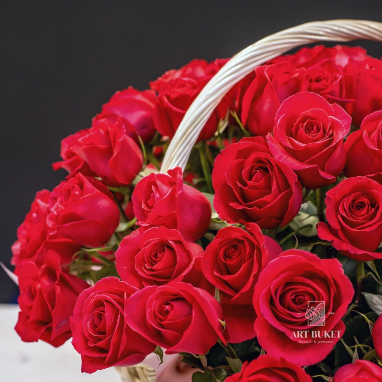 101 красная роза в плетеной корзине