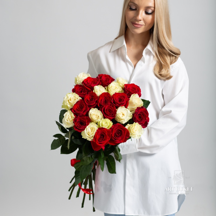 25 красно-белых роз