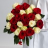 25 красно-белых роз