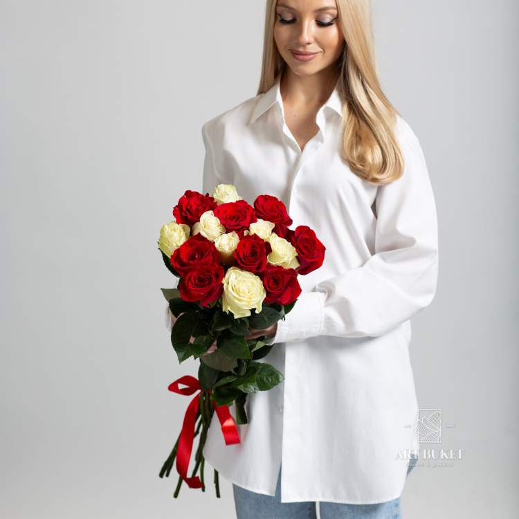 15 красно-белых роз