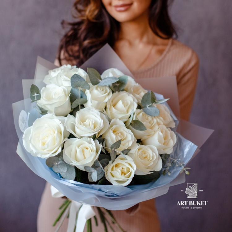 15 белых роз