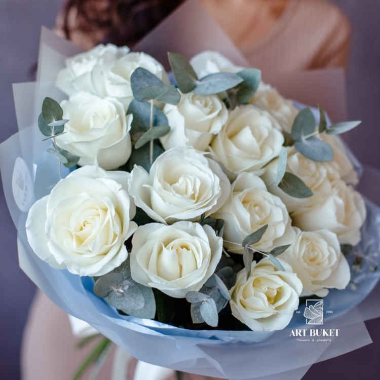 15 белых роз