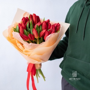 19 красных тюльпанов