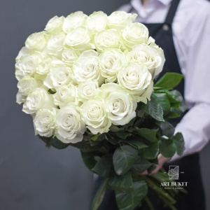 25 белых роз