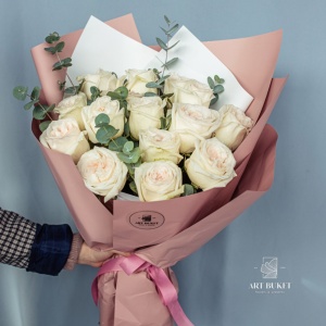 15 пионовидных роз "White o'hara"