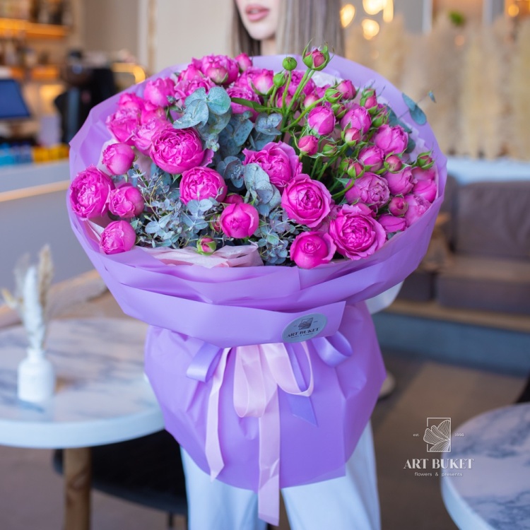 7 пионовидных кустовых роз "Misty Bubbles"